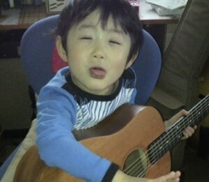 大村晴空が元プロギタリストの祖父・北垣響絃に音楽を習い始めたのは5歳！